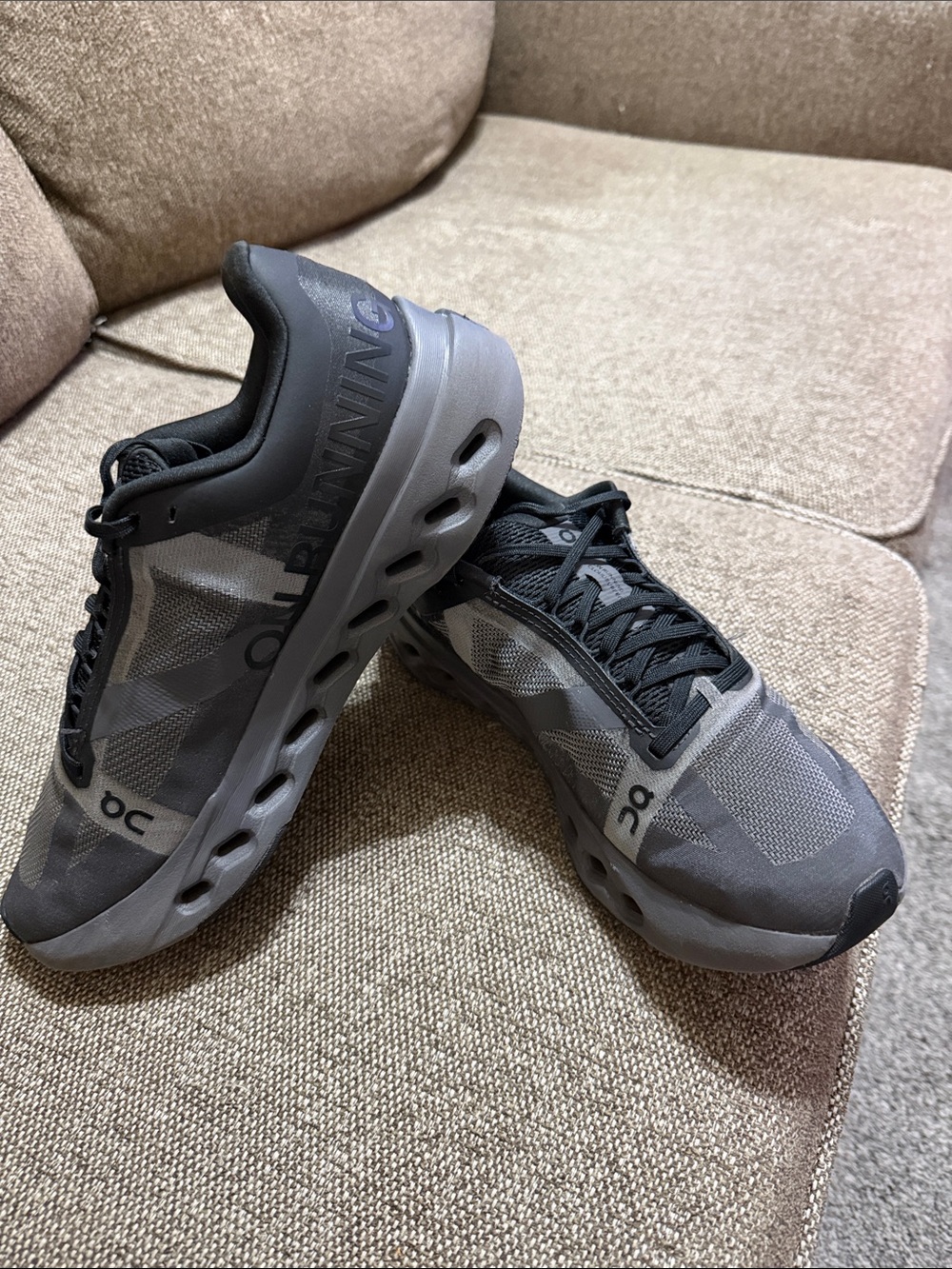 On Cloudsurfer Running Shoe Women’s size 8.5 Medium Gray/Black Nice condition